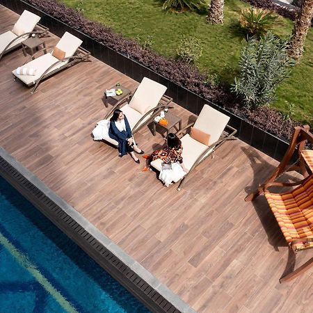 Movenpick Hotel And Residences 리야드 외부 사진 The swimming pool at the hotel