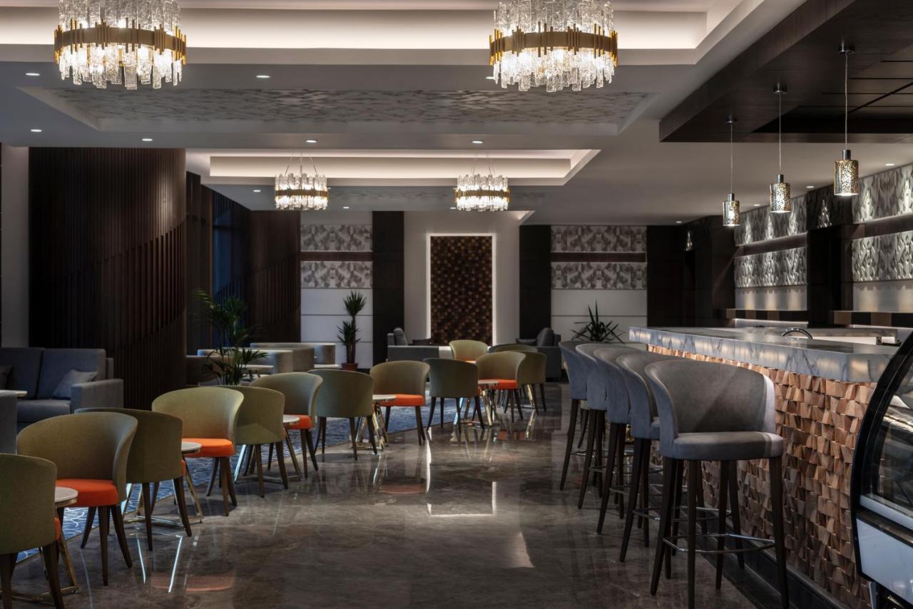 Movenpick Hotel And Residences 리야드 외부 사진 The bar at the hotel