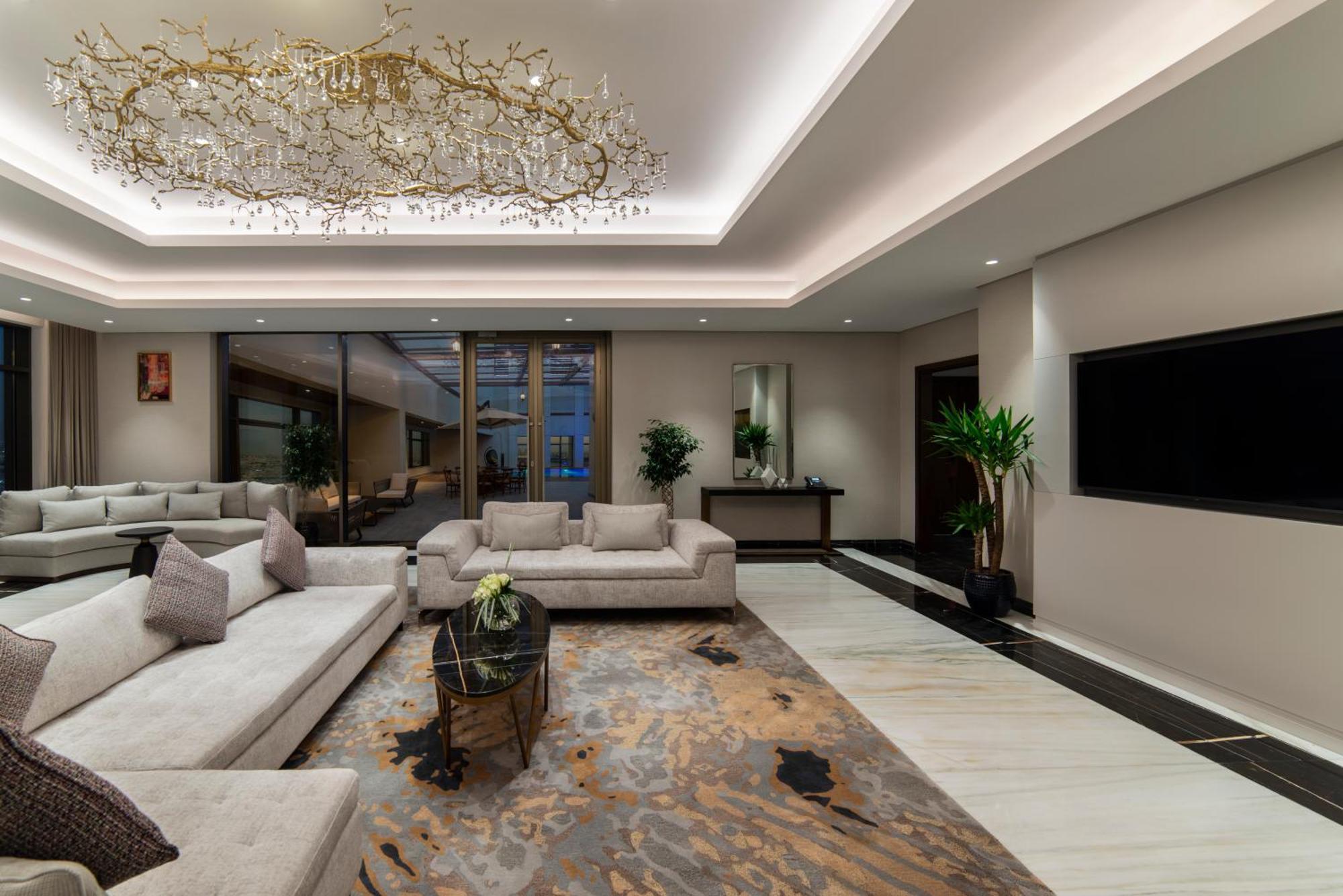 Movenpick Hotel And Residences 리야드 외부 사진 The interior of the 1000-square-metre (1,100-square-yard) penthouse
