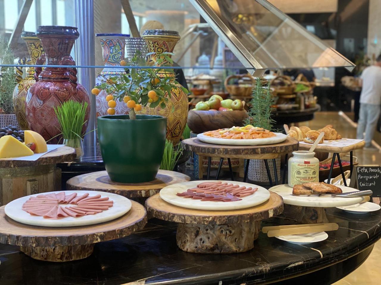 Movenpick Hotel And Residences 리야드 외부 사진 A buffet at a hotel