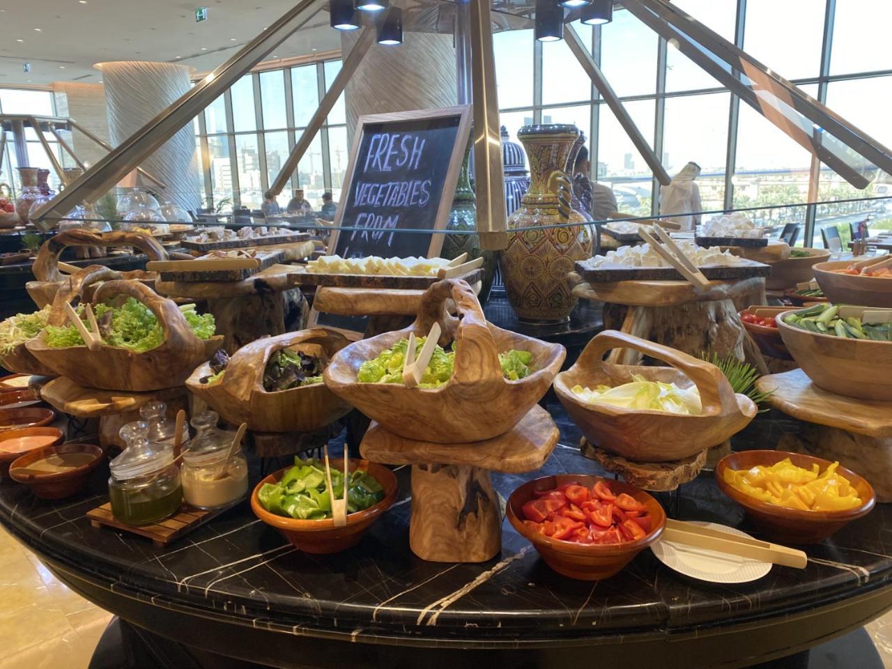 Movenpick Hotel And Residences 리야드 외부 사진 A salad bar at a hotel