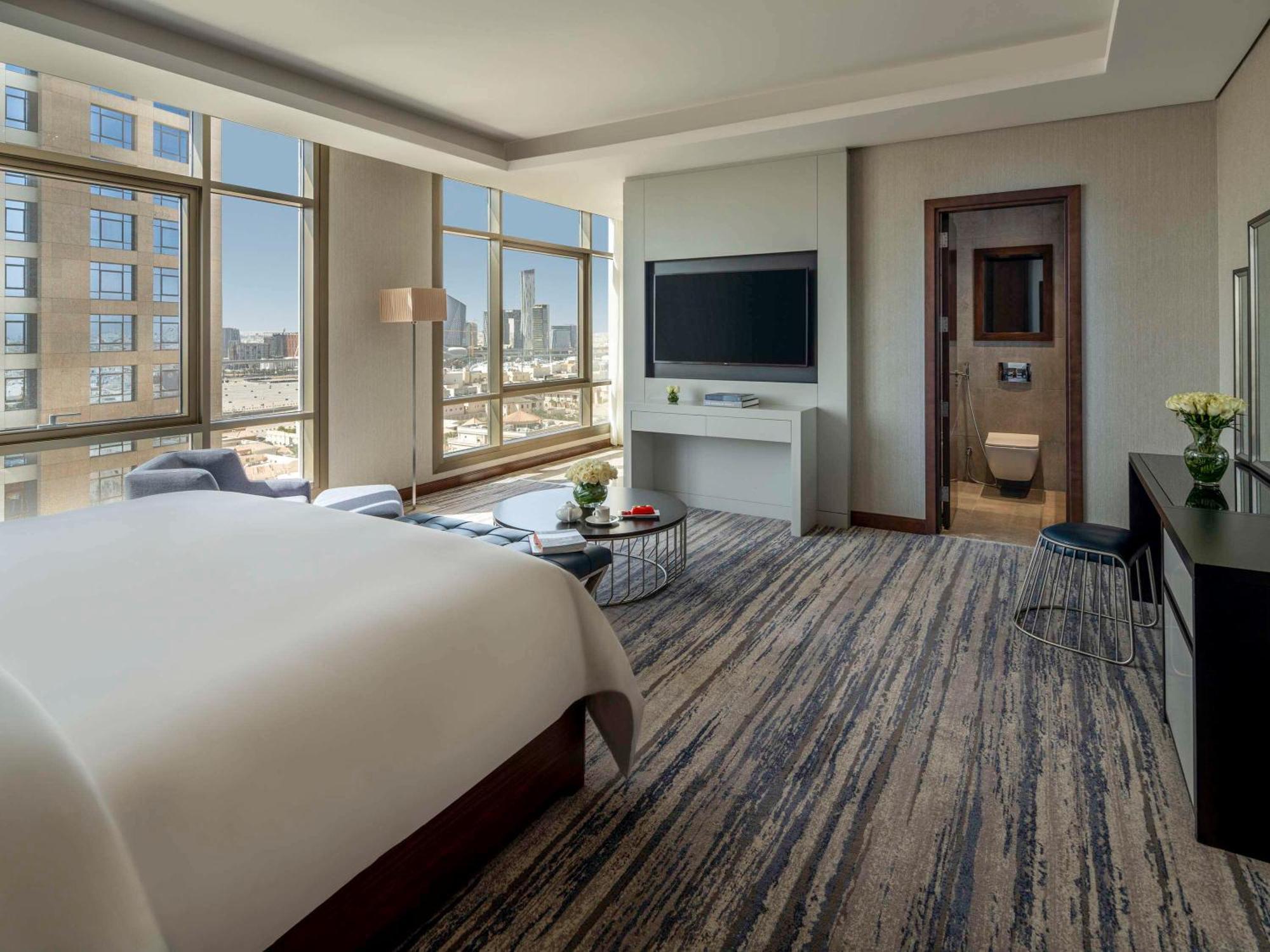 Movenpick Hotel And Residences 리야드 외부 사진 A bedroom at the hotel