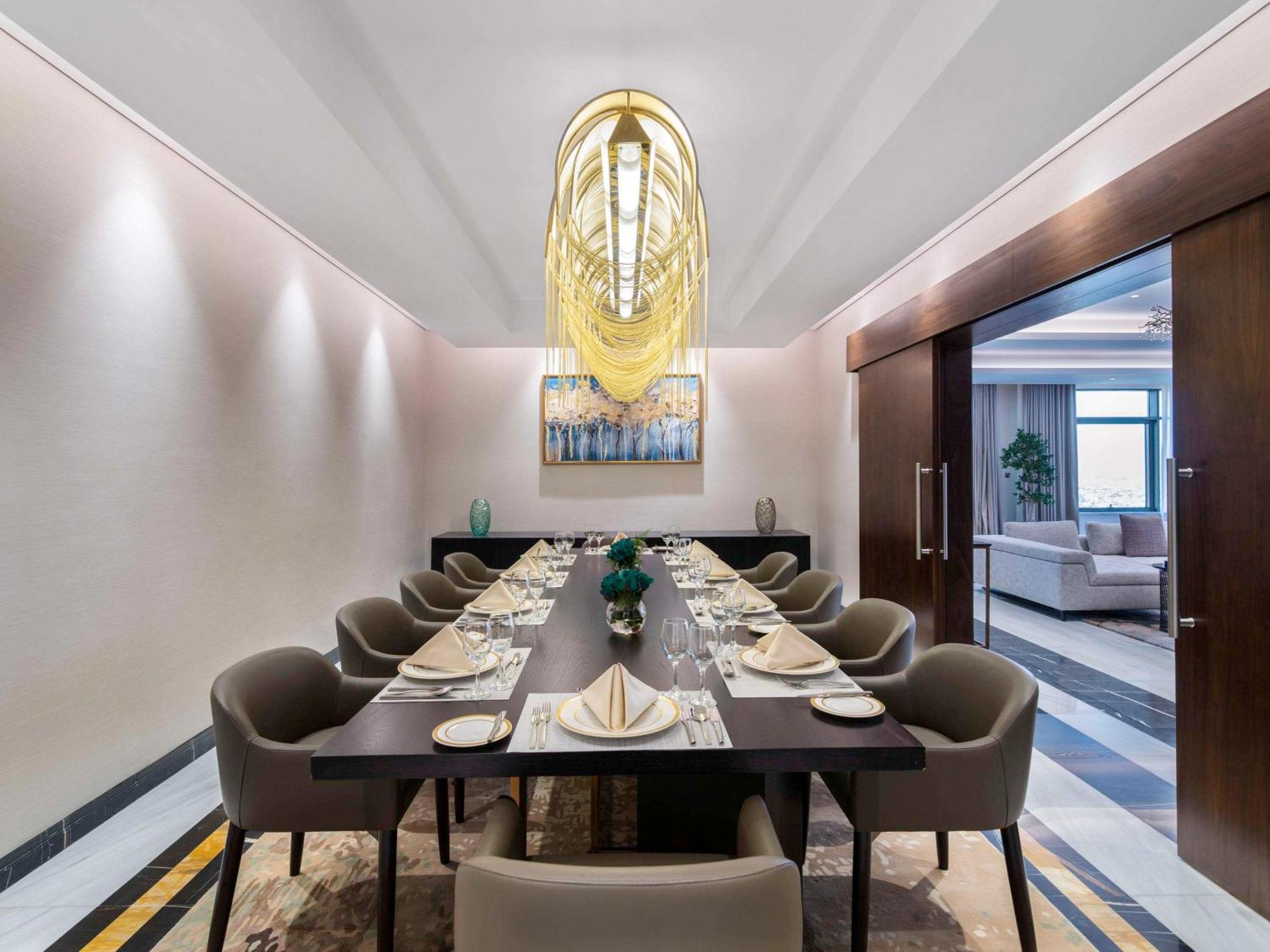 Movenpick Hotel And Residences 리야드 외부 사진 The private dining room at the hotel