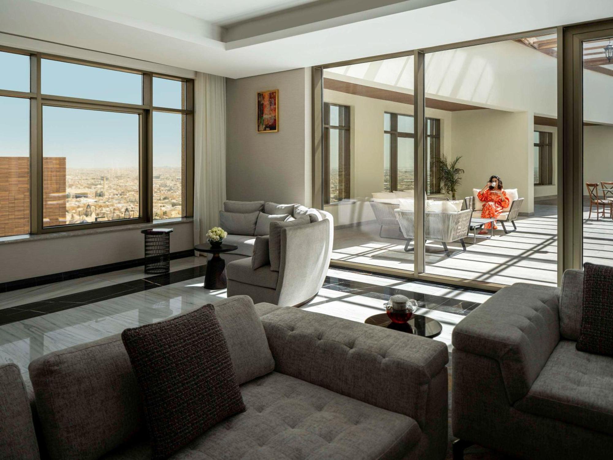 Movenpick Hotel And Residences 리야드 외부 사진 The interior of a suite at the Four Seasons Hotel, Amman