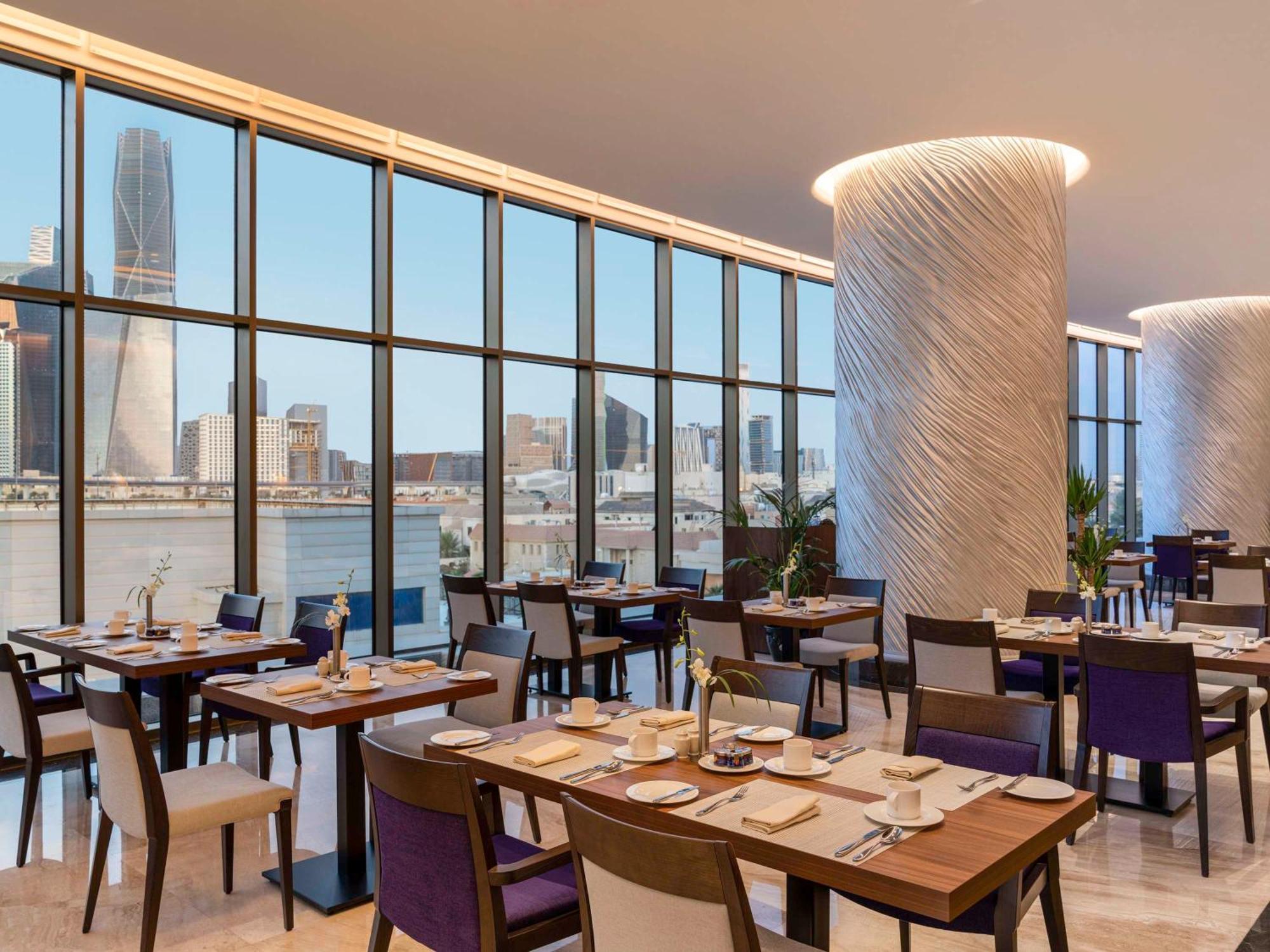 Movenpick Hotel And Residences 리야드 외부 사진 The View