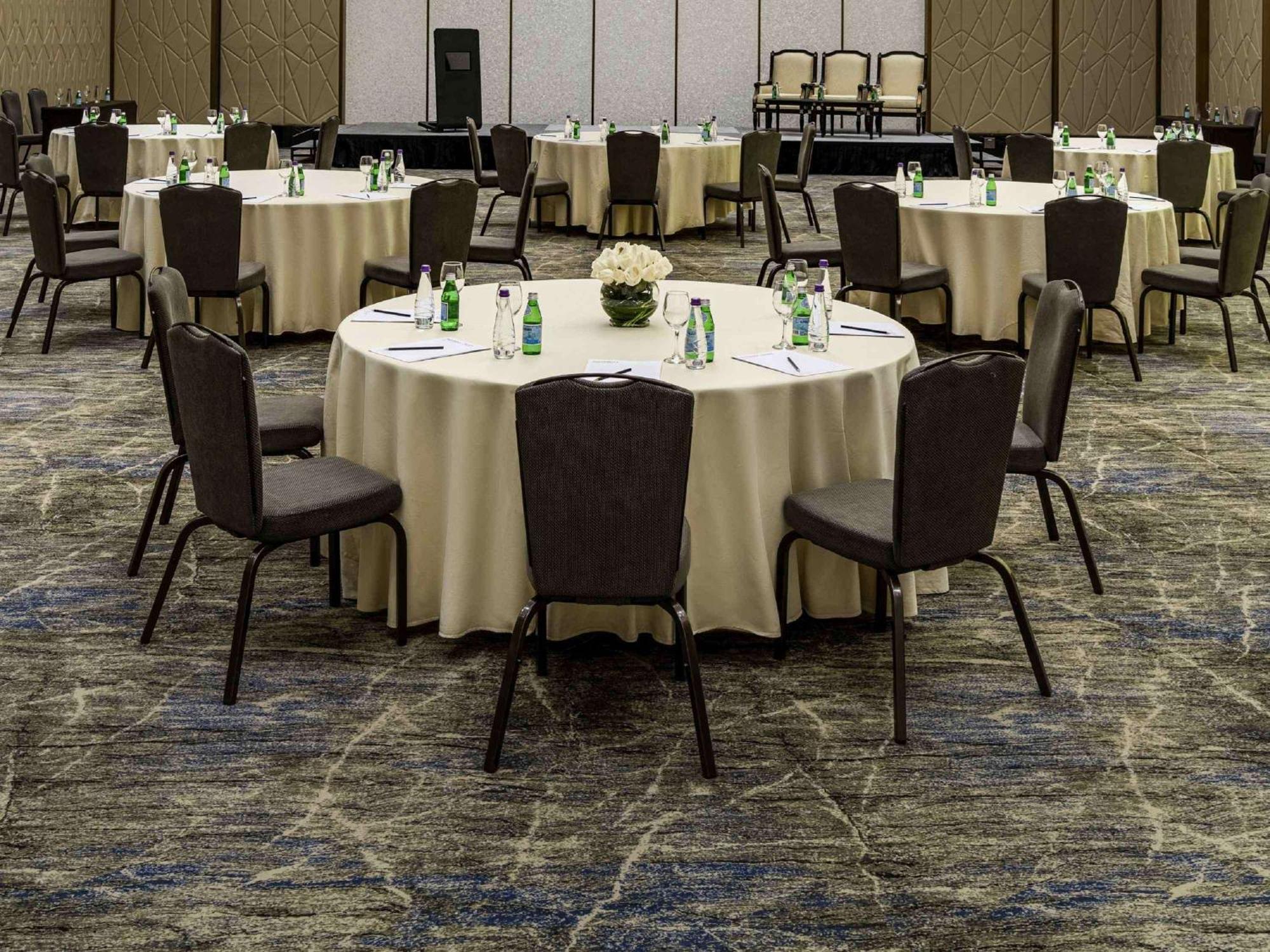 Movenpick Hotel And Residences 리야드 외부 사진 A round table set for a meeting