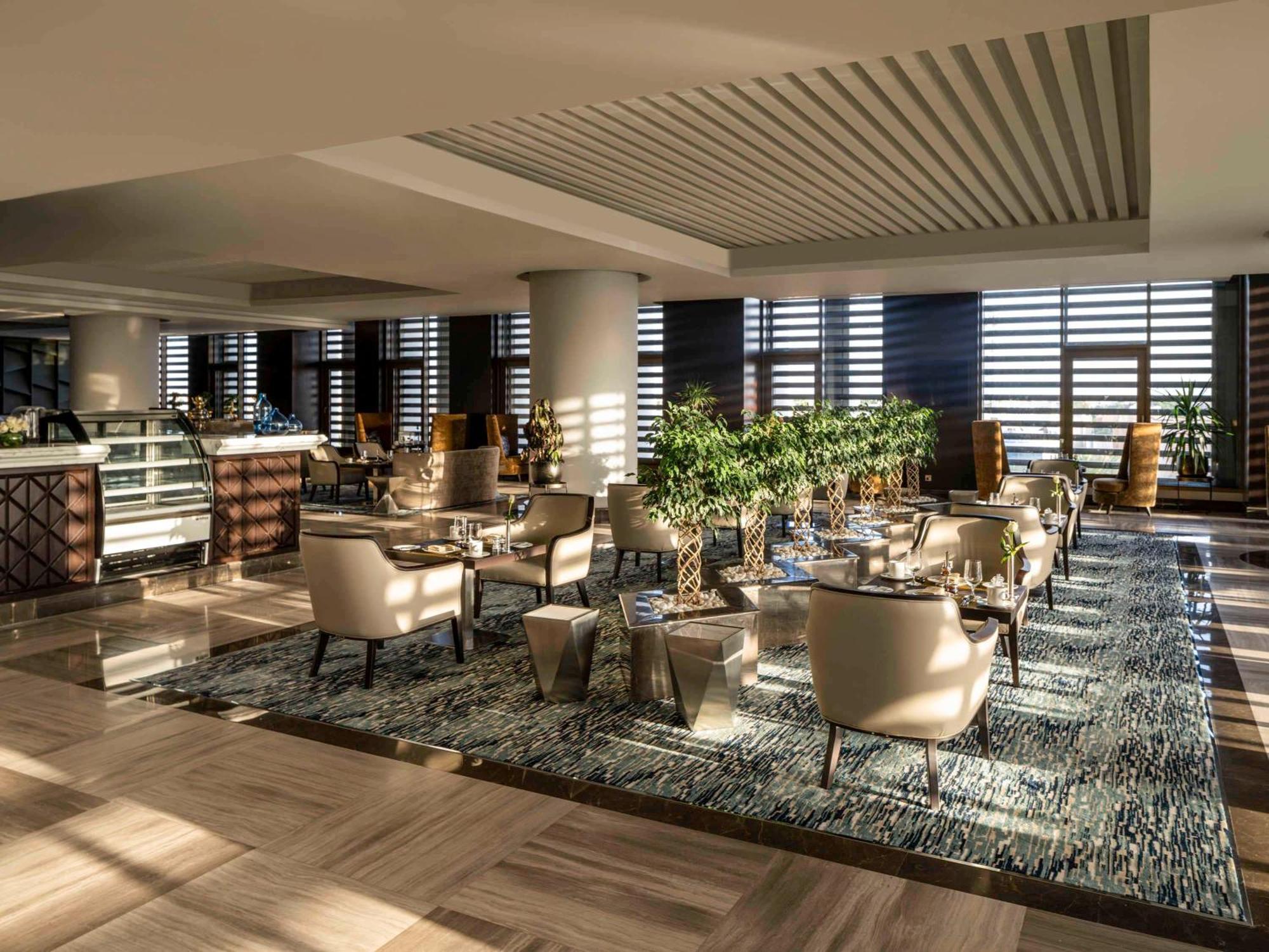 Movenpick Hotel And Residences 리야드 외부 사진 The Lounge at the airport