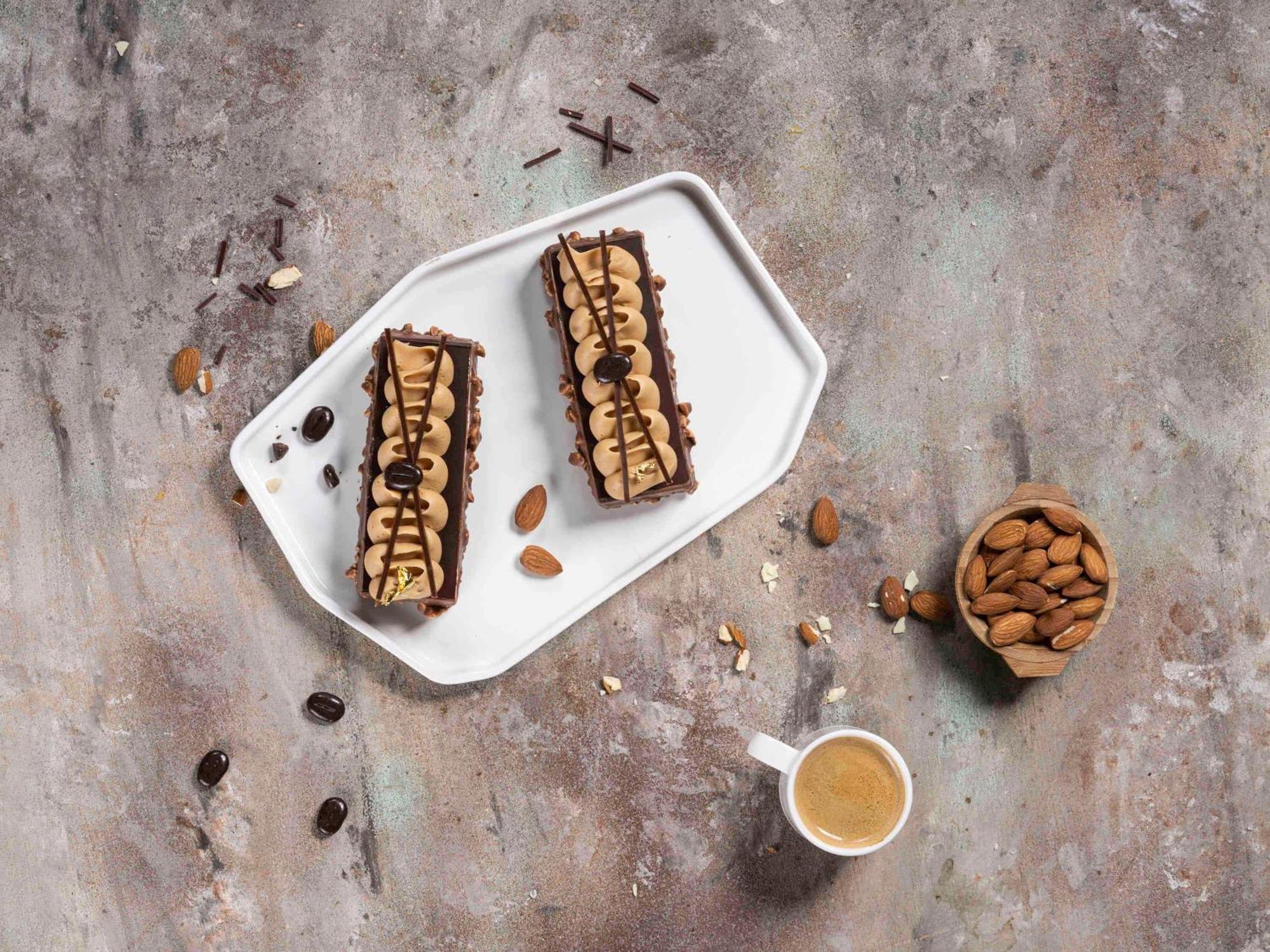 Movenpick Hotel And Residences 리야드 외부 사진 Almond bars